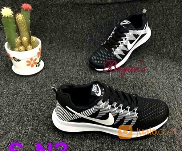  Gambar Sepatu Kets  Hitam Gambar  Sepatu 