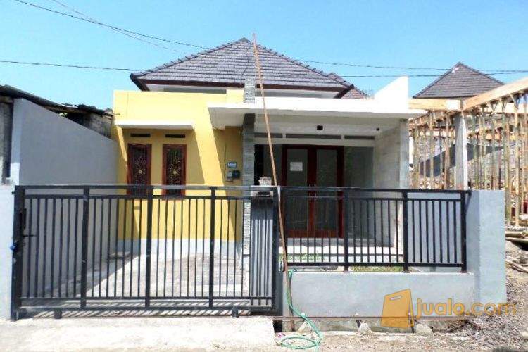 Rumah Minimalis dengan Desain Pintu Cantik  Halaman Luas 