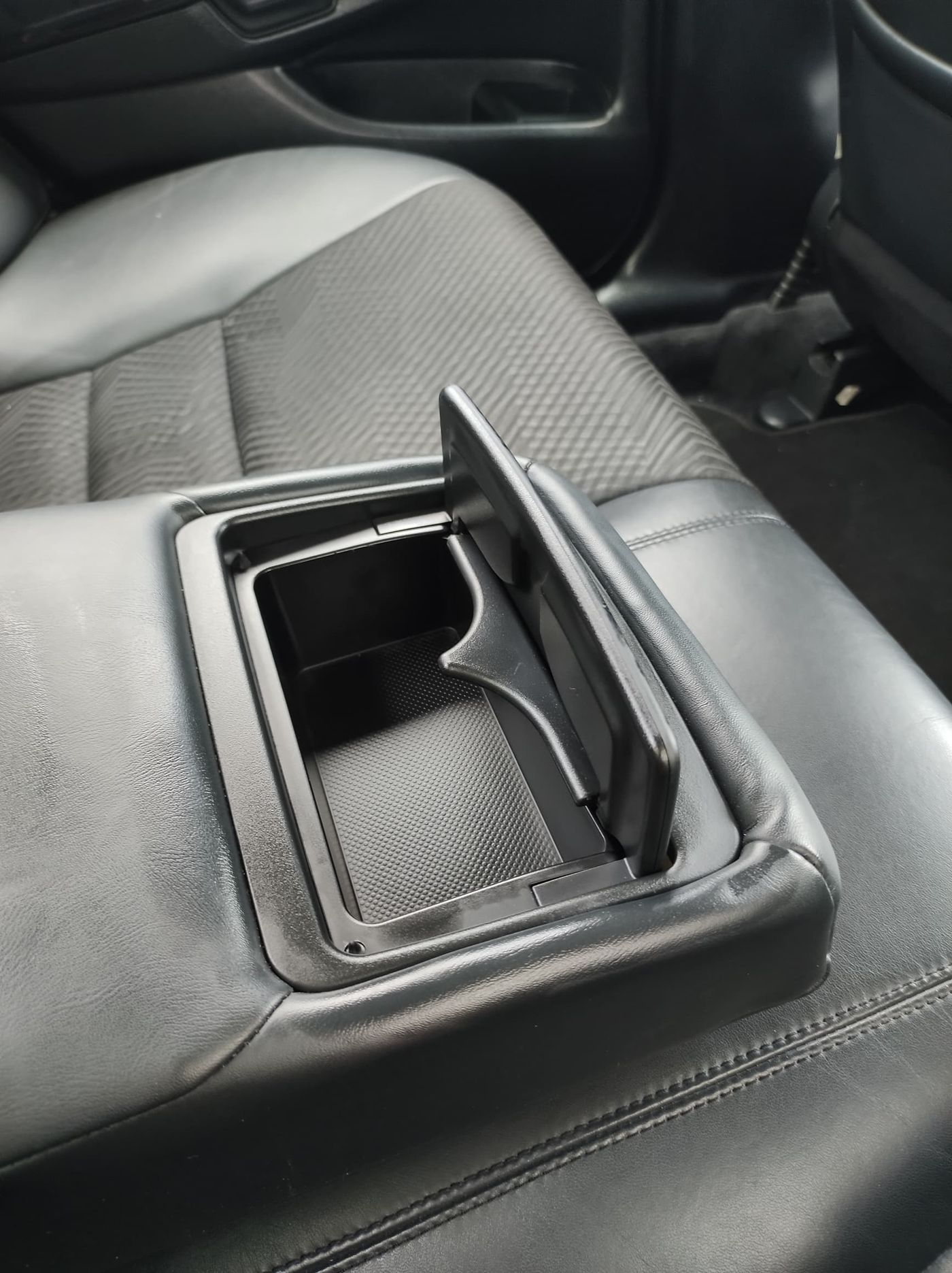 Center Armrest / Console