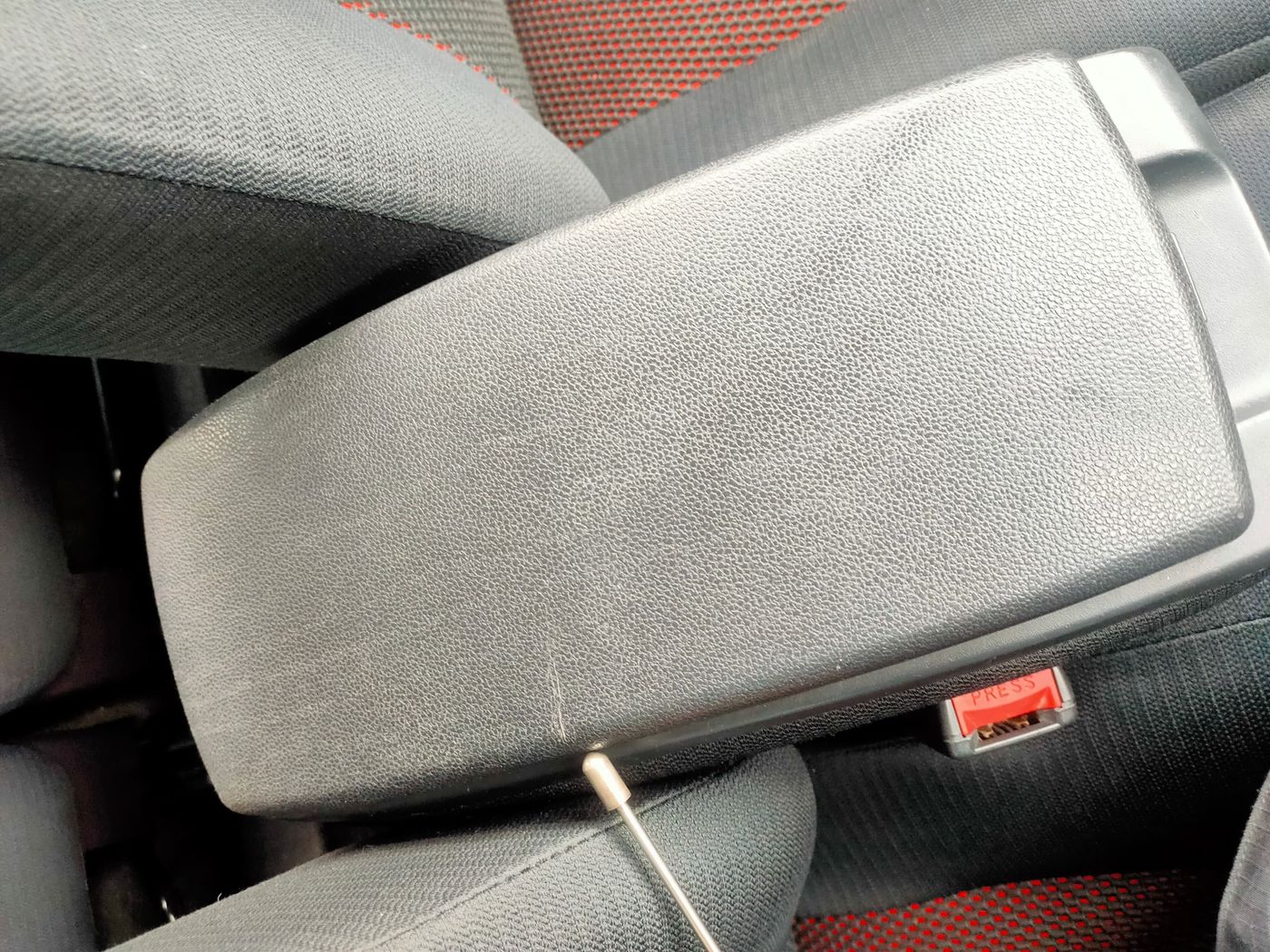 Center Armrest / Console