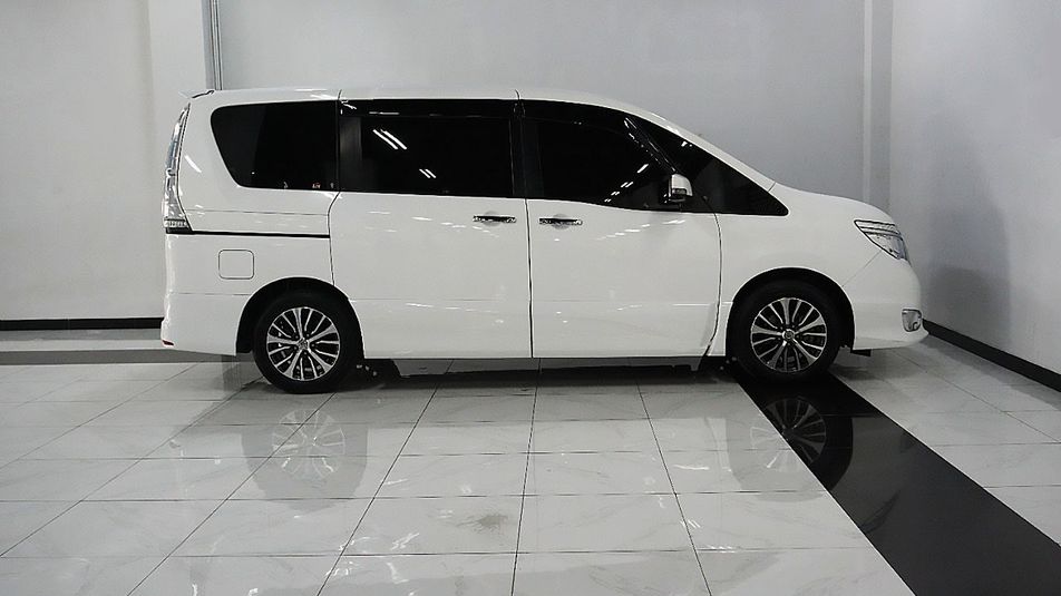 Pilihan Mobil Bekas Bersertifikasi Terbesar | Nissan Serena 2.0 HWS AT